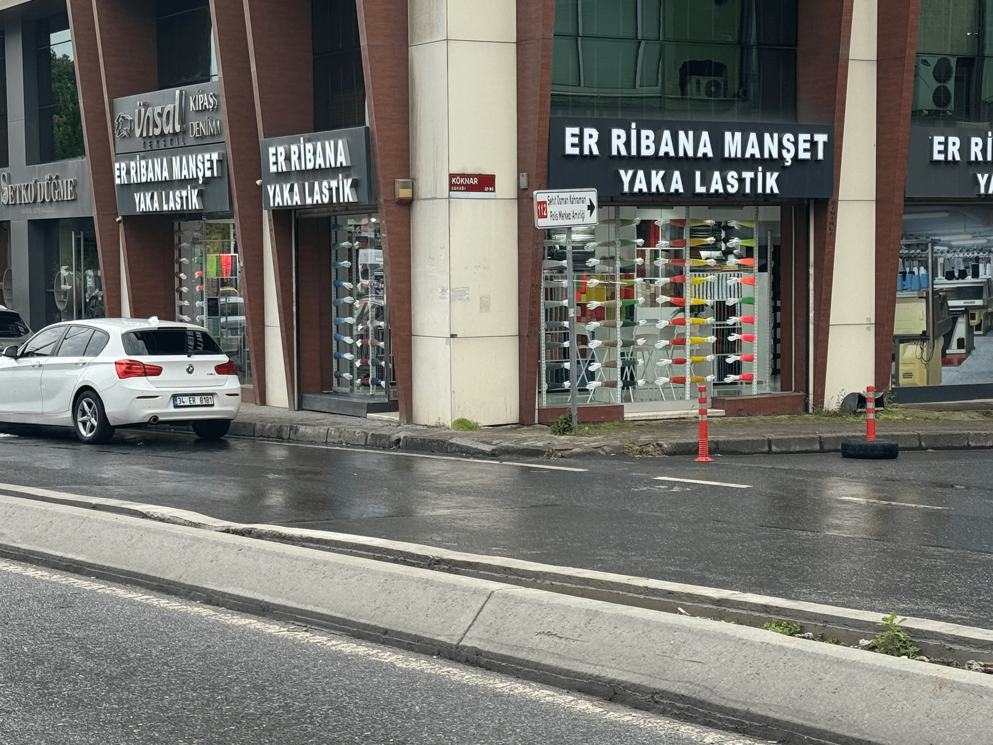 Gündüz saatlerinde Er Ribana mağazasının dış cephesi