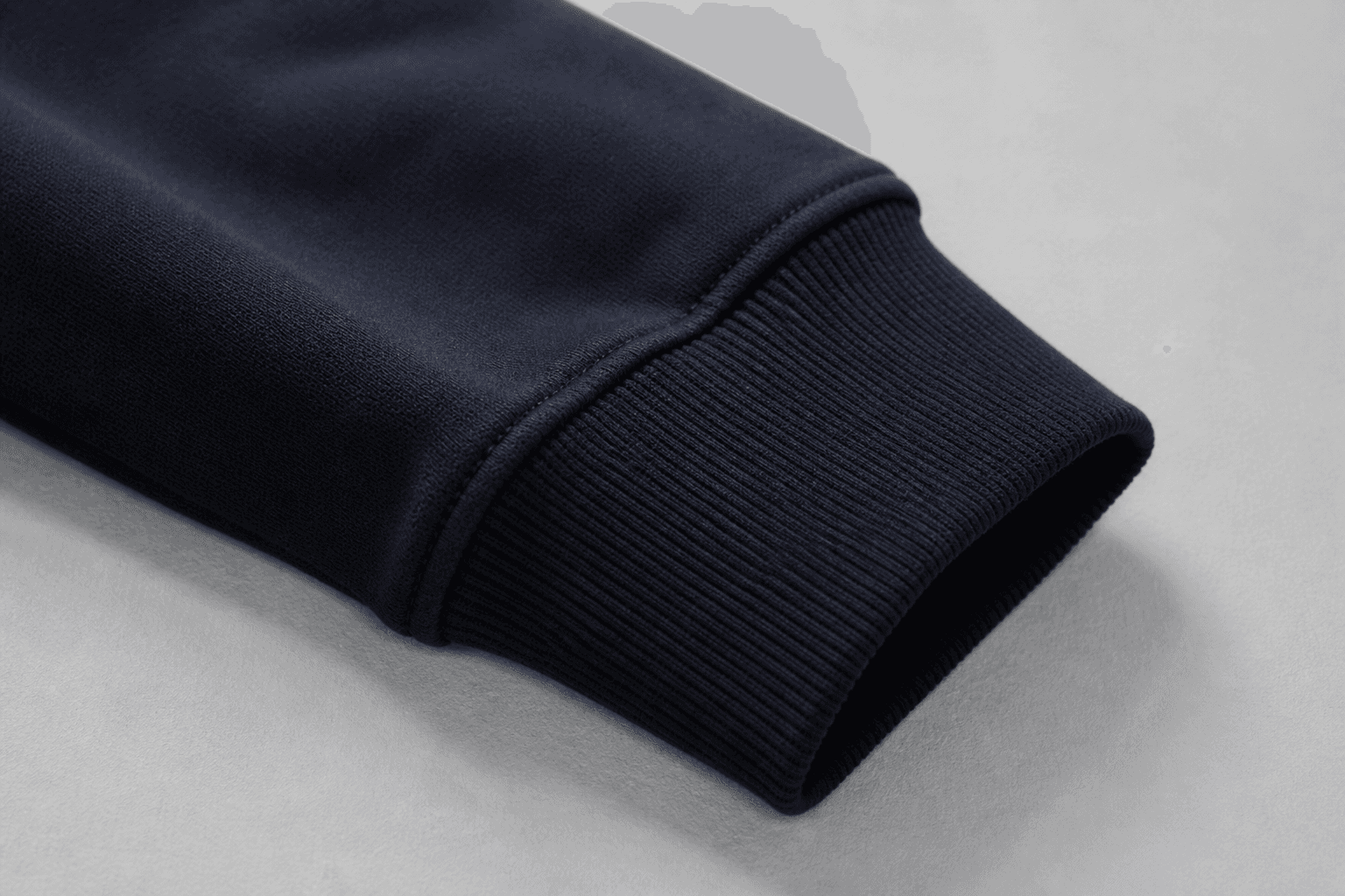 Lacivert ribana manşetin sweatshirt kolunda kullanım görünümü